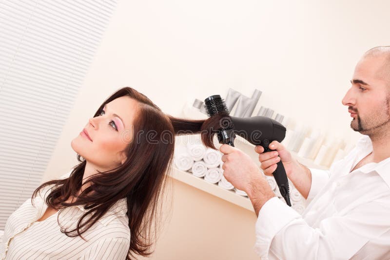 Cabeleireiro Profissional Com Secador De Cabelo Foto de Stock