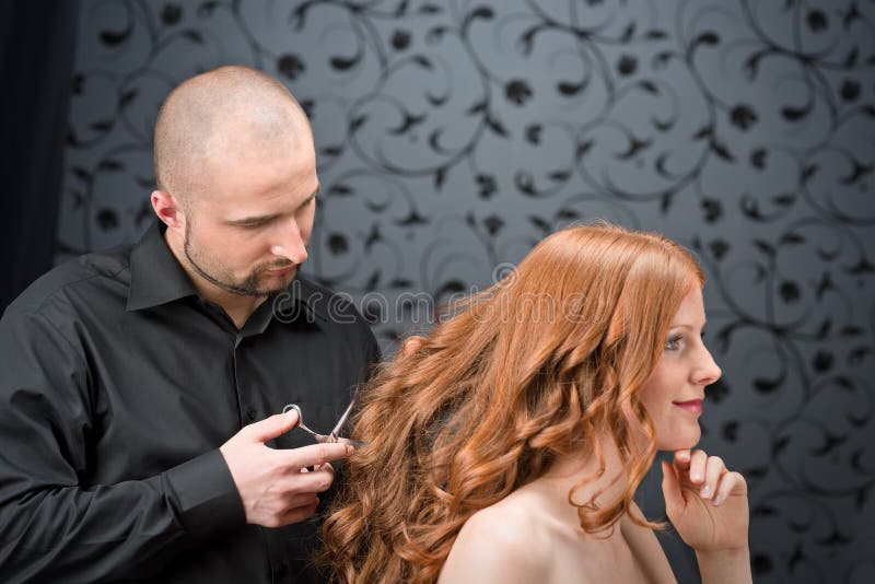 Profissional à Moda, Cabeleireiro Que Faz Hairdoing Ao Cliente Com Um  Secador De Cabelo No Fundo Do ` S Do Cabeleireiro Imagem de Stock - Imagem  de beleza, denominar: 120851645