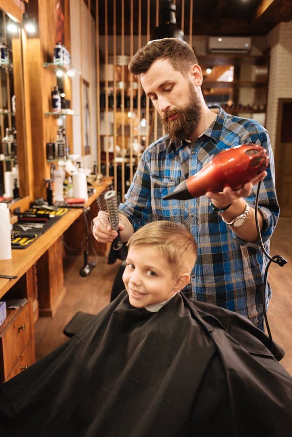 Barbeiro Profissional Que Trabalha Com Um Cliente Em Um Salão De Beleza Do  Cabeleireiro, Usos Um Secador De Cabelo Foto de Stock - Imagem de  profissional, estiloso: 117811236