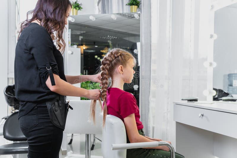 Barbeiro Profissional Que Trabalha Com Um Cliente Em Um Salão De Beleza Do  Cabeleireiro, Usos Um Secador De Cabelo Foto de Stock - Imagem de  profissional, estiloso: 117811236