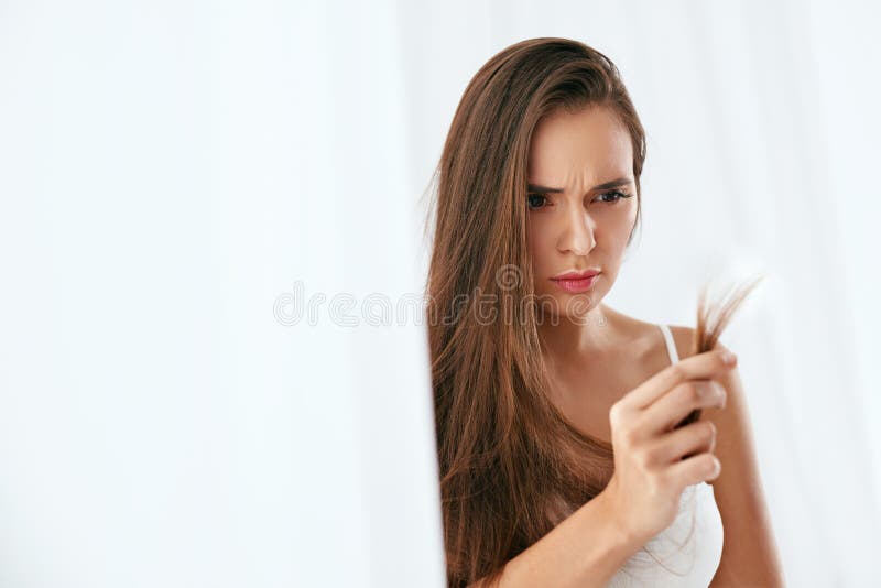 Cabello seco con los extremos partidos Retrato de la mujer con el pelo dañado foto de archivo Cabello seco con los extremos partidos Retrato de la mujer con el pelo dañado foto de archivo