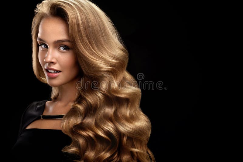 Cabelo Longo Bonito Cabelo Modelo De with Blonde Curly Da Mulher Imagem de  Stock - Imagem de perfeito, lindo: 85706277