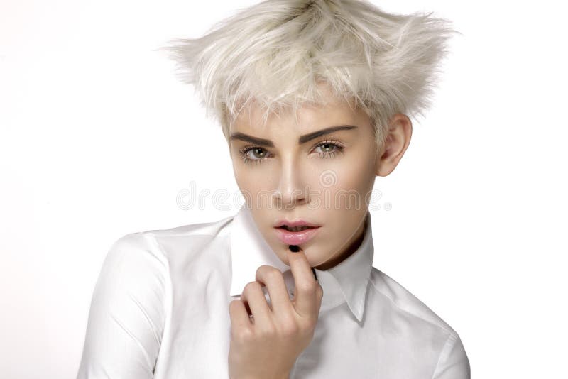 Cabelo curto louro modelo da beleza que mostra a pele perfeita imagens de stock royalty free Cabelo curto louro modelo da beleza que mostra a pele perfeita imagens de stock royalty free