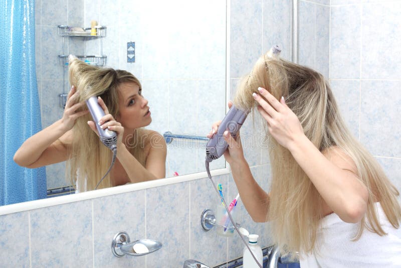 Cabelo de secagem da mulher fotos de stock Cabelo de secagem da mulher fotos de stock
