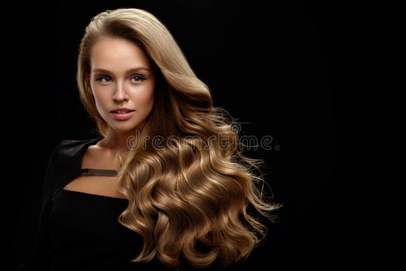 Cabelo Longo Bonito Cabelo Modelo De with Blonde Curly Da Mulher Foto de  Stock - Imagem de cabeleireiro, beleza: 85704568