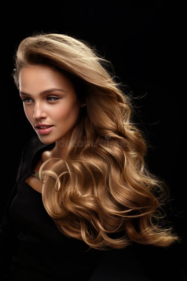 Cabelo Longo Bonito Cabelo Modelo De with Blonde Curly Da Mulher Foto de  Stock - Imagem de cabeleireiro, beleza: 85704568