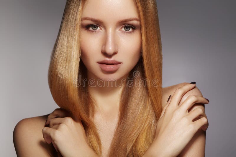 Cabelo longo da forma Menina loura bonita, Penteado brilhante reto saudável Modelo da mulher da beleza Penteado liso foto de stock Cabelo longo da forma Menina loura bonita, Penteado brilhante reto saudável Modelo da mulher da beleza Penteado liso foto de stock