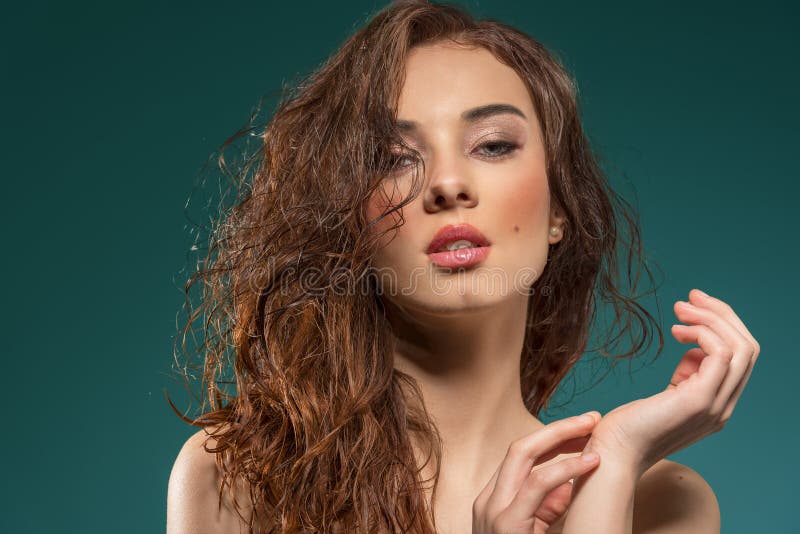 Cabelo molhado da mulher sensual no verde no verde fotografia de stock Cabelo molhado da mulher sensual no verde no verde fotografia de stock