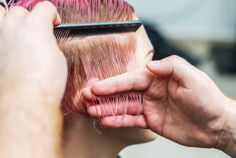 Mãos De Cabeleireiro Secador De Cabeleireiro, De Penteado, Com Secador De  Cabelo Vermelho E Pente Azul No Salão De Beleza Profissi Foto de Stock -  Imagem de seco, forma: 211947178