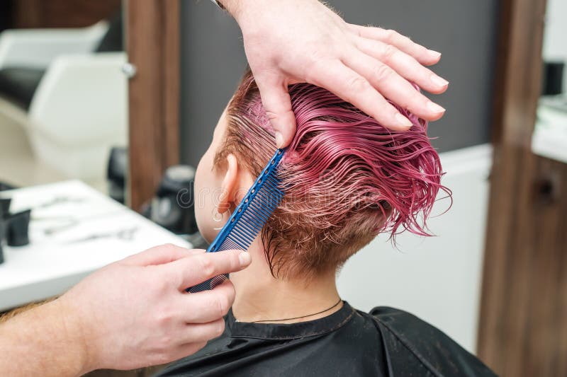 Mãos De Cabeleireiro Secador De Cabeleireiro, De Penteado, Com Secador De  Cabelo Vermelho E Pente Azul No Salão De Beleza Profissi Foto de Stock -  Imagem de seco, forma: 211947178