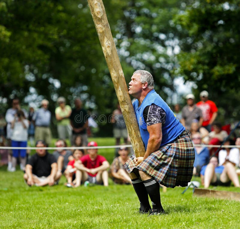 Caber van hooglandspelen Zware Mensenworp stock foto's Caber van hooglandspelen Zware Mensenworp stock foto's