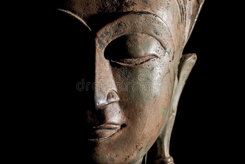 Cabeza de Buda Buddhism moderno en foco Cara de bronce de la estatua en clo fotografía de archivo Cabeza de Buda Buddhism moderno en foco Cara de bronce de la estatua en clo fotografía de archivo