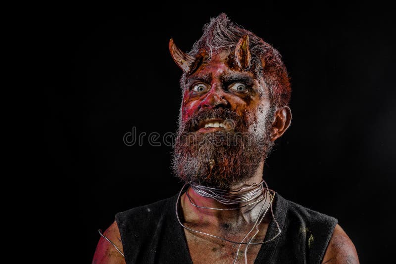 Cabeza del demonio de Halloween con los ojos asustadizos y cuernos sangrientos fotos de archivo Cabeza del demonio de Halloween con los ojos asustadizos y cuernos sangrientos fotos de archivo