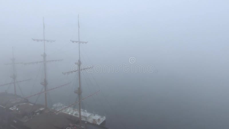 Cabezas altas de la nave al mar