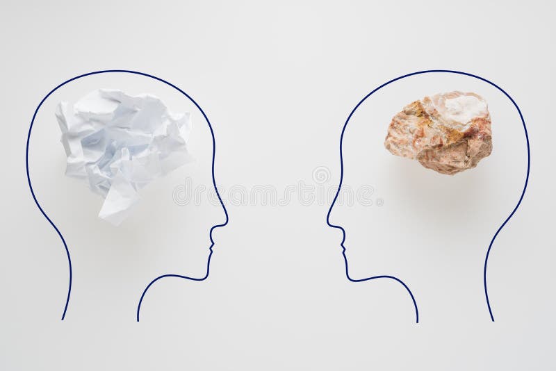 Cabezas de dos personas con forma de papel arrugada del cerebro y la forma de piedra del cerebro Dos personas con diverso pensami foto de archivo libre de regalías Cabezas de dos personas con forma de papel arrugada del cerebro y la forma de piedra del cerebro Dos personas con diverso pensami foto de archivo libre de regalías