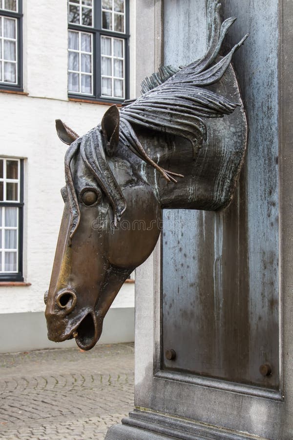 Cabeça de cavalo em uma fonte foto de stock Cabeça de cavalo em uma fonte foto de stock