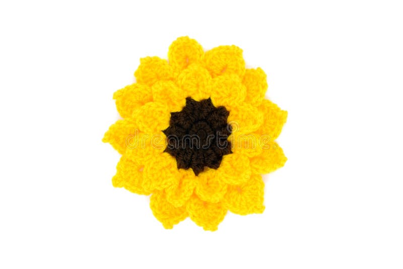 A cabeça de flor do girassol faz crochê das lãs no fundo isolado branco imagem de stock royalty free A cabeça de flor do girassol faz crochê das lãs no fundo isolado branco imagem de stock royalty free