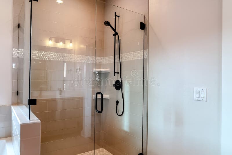 Cabina de ducha rectangular con cubierta de medio cristal y puerta bisagra