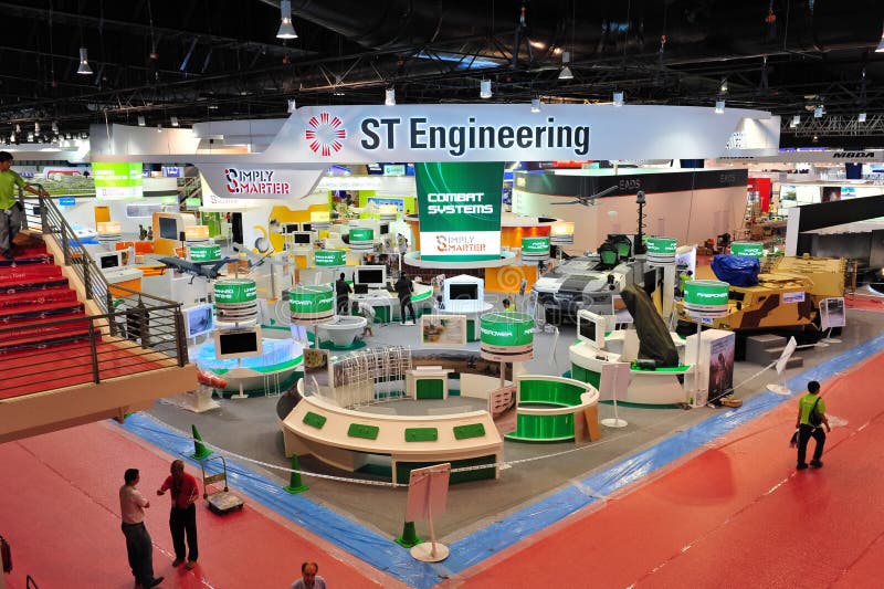 Cabina de la ingeniería del ST que muestra apagado sus sistemas de la tecnología y de defensa en Singapur Airshow 2012 fotografía de archivo libre de regalías Cabina de la ingeniería del ST que muestra apagado sus sistemas de la tecnología y de defensa en Singapur Airshow 2012 fotografía de archivo libre de regalías