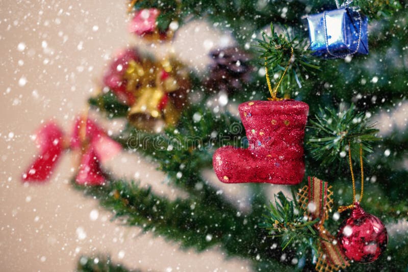 Cabina de la Navidad y ejecución rojas de la decoración del ornamento en árbol fotografía de archivo libre de regalías Cabina de la Navidad y ejecución rojas de la decoración del ornamento en árbol fotografía de archivo libre de regalías