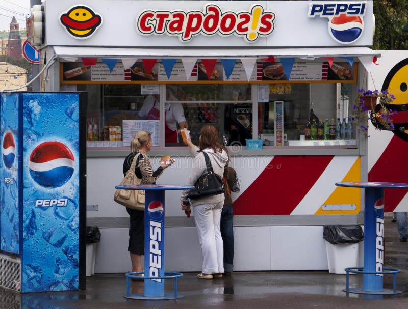 Cabina de los alimentos de preparación rápida con los anuncios de Pepsi en la calle de Moscú imagen de archivo libre de regalías Cabina de los alimentos de preparación rápida con los anuncios de Pepsi en la calle de Moscú imagen de archivo libre de regalías
