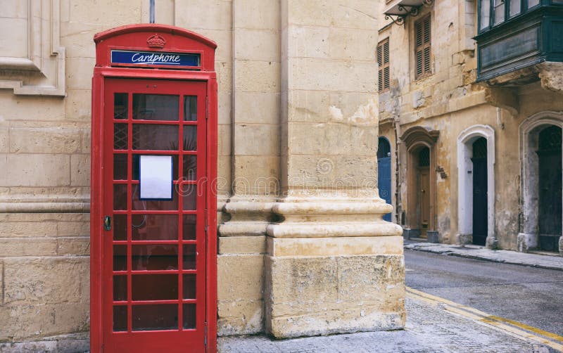 Cabina de teléfono británica roja del vintage en La Valeta, Malta imagen de archivo Cabina de teléfono británica roja del vintage en La Valeta, Malta imagen de archivo