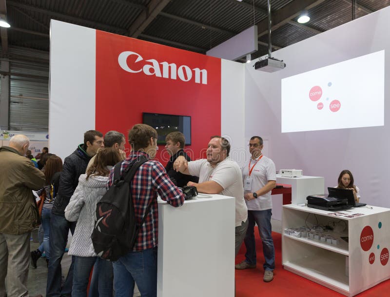 Cabina della società di Canon al CEE 2015, il più grande commercio s di elettronica fotografia stock libera da diritti Cabina della società di Canon al CEE 2015, il più grande commercio s di elettronica fotografia stock libera da diritti