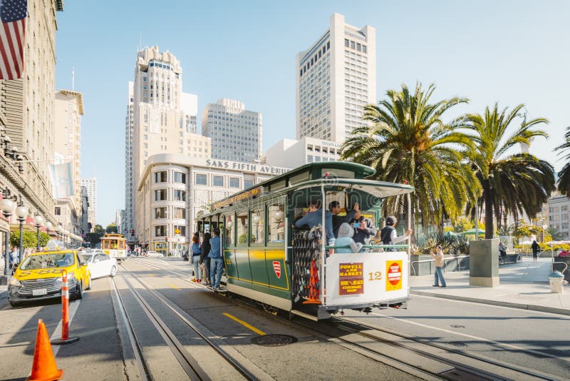 Cabina di funivia tradizionale ad Union Square a San Francisco, California, U.S.A. immagine stock Cabina di funivia tradizionale ad Union Square a San Francisco, California, U.S.A. immagine stock