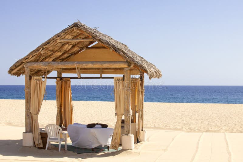 Cabina di massaggio su una spiaggia isolata fotografia stock libera da diritti Cabina di massaggio su una spiaggia isolata fotografia stock libera da diritti