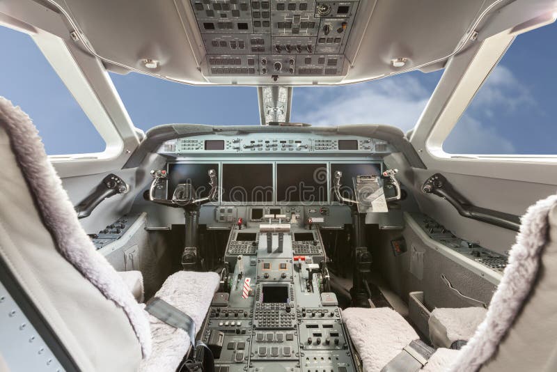 Cabina di pilotaggio interna G550 di vista con cielo blu e le nuvole fotografie stock libere da diritti Cabina di pilotaggio interna G550 di vista con cielo blu e le nuvole fotografie stock libere da diritti