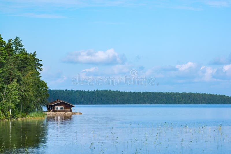 Cabina e lago fotografia stock Cabina e lago fotografia stock