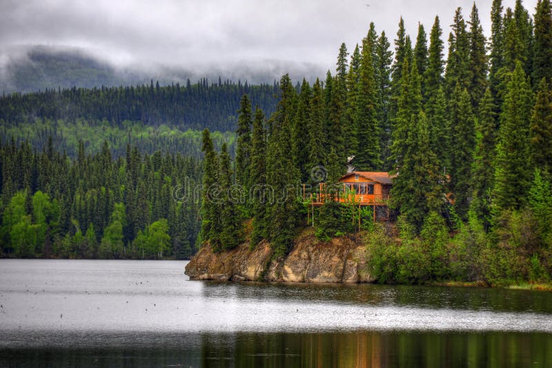Cabina en un lago fotografía de archivo Cabina en un lago fotografía de archivo