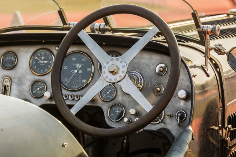Cabine/dashboard van een retro uitstekende sportwagen van Bugatti stock afbeeldingen Cabine/dashboard van een retro uitstekende sportwagen van Bugatti stock afbeeldingen