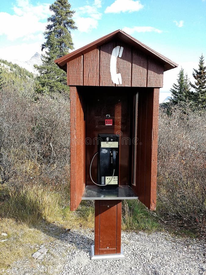 Cabine De Telefone Vermelha No Centro Histórico Em Porto, Portugal