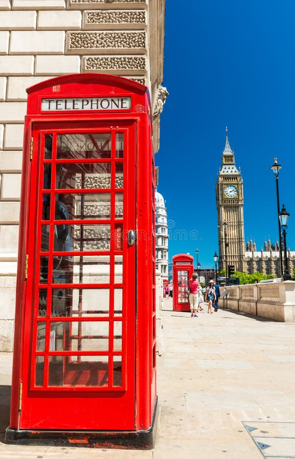 Cabine de telefone vermelha clássica de Londres na frente de Big Ben fotografia de stock Cabine de telefone vermelha clássica de Londres na frente de Big Ben fotografia de stock
