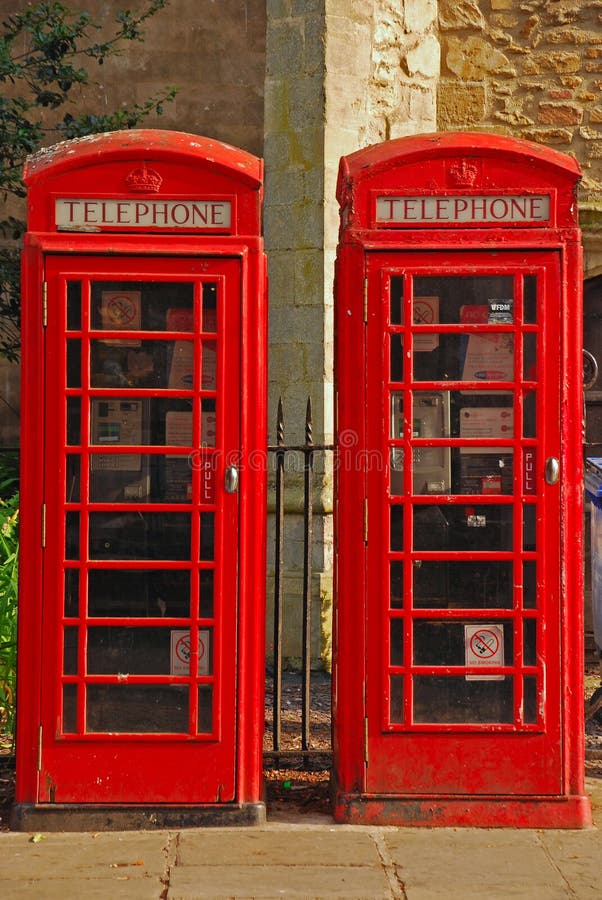 Cabine de téléphone deux rouge britannique image stock Cabine de téléphone deux rouge britannique image stock