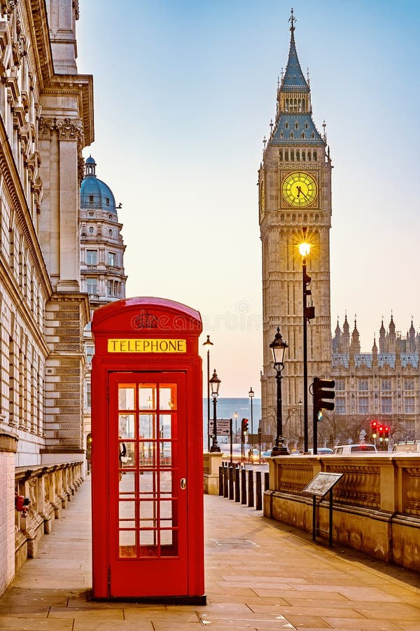 Cabine de téléphone rouge traditionnelle à Londres