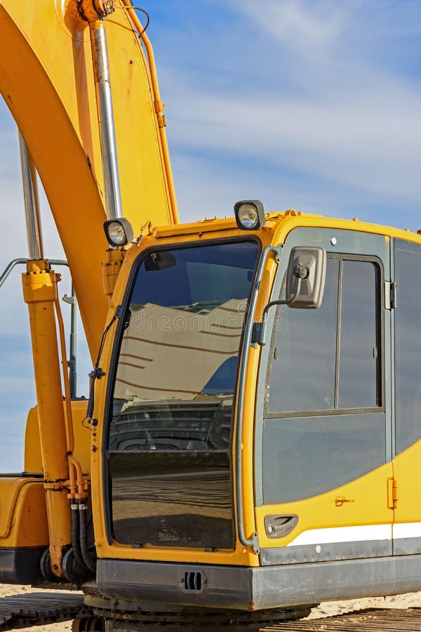 Cabine e engrenagens da máquina escavadora imagens de stock
