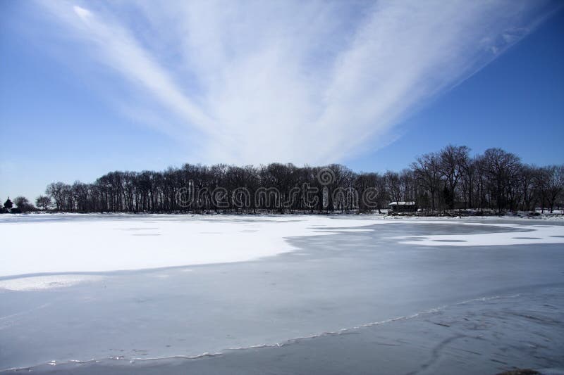 Cabine no lago congelado