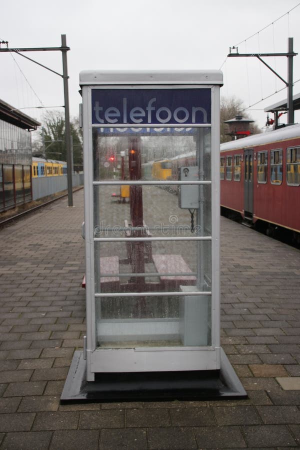 Cabine téléphonique historique néerlandaise sur une plate-forme sur la station Utrecht Maliebaan qui ne fonctionnera plus photos libres de droits Cabine téléphonique historique néerlandaise sur une plate-forme sur la station Utrecht Maliebaan qui ne fonctionnera plus photos libres de droits