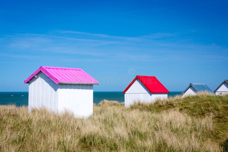 Cabine variopinte della spiaggia, Normandia, Francia immagine stock libera da diritti Cabine variopinte della spiaggia, Normandia, Francia immagine stock libera da diritti