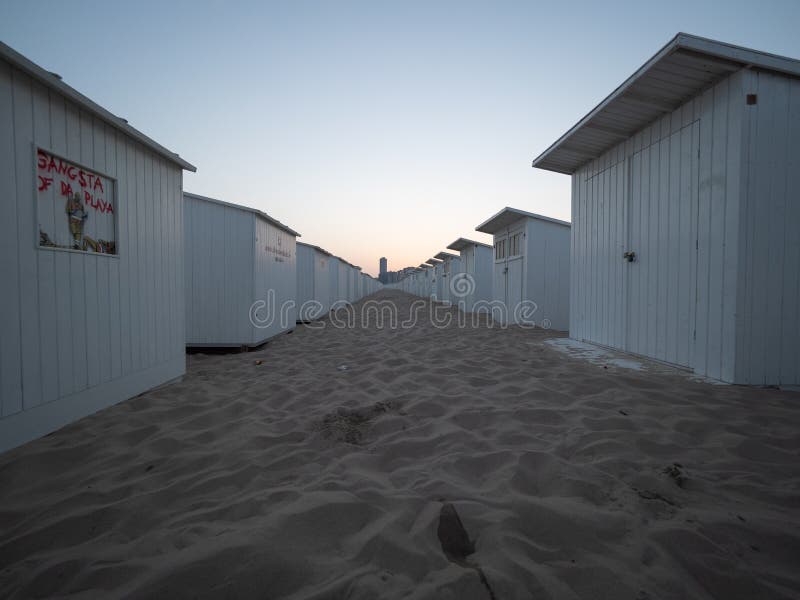 Cabines da praia alguns de que são etiquetados na praia de Ostende, cedo na manhã foto de stock Cabines da praia alguns de que são etiquetados na praia de Ostende, cedo na manhã foto de stock