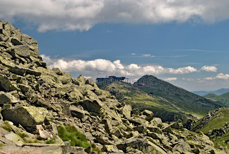 Vrchol Chopku za slnečného letného dňa. Skaly s lišajníkom.