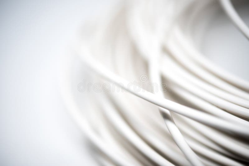 Cable coaxial blanco en un fondo blanco foto de archivo Cable coaxial blanco en un fondo blanco foto de archivo