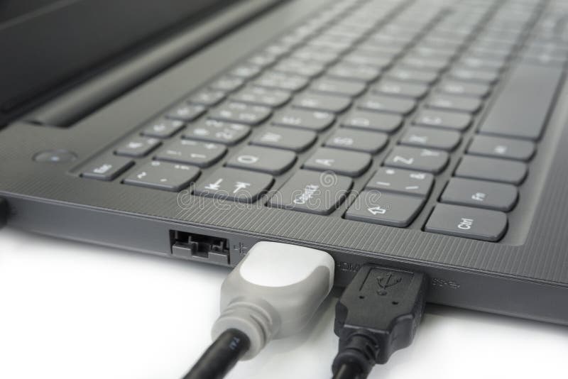 Cable HDMI Y USB Conectado a Una Laptop Imagen de archivo Imagen de