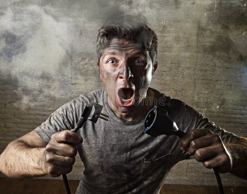 Cable inexperimentado del hombre que sufre accidente eléctrico con la cara quemada sucia en la expresión divertida del choque imagen de archivo Cable inexperimentado del hombre que sufre accidente eléctrico con la cara quemada sucia en la expresión divertida del choque imagen de archivo