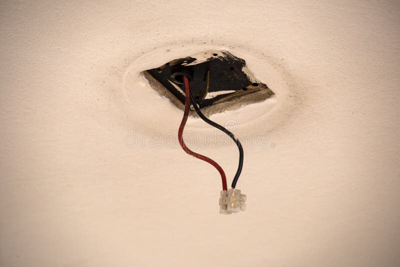 Cable que pone el techo. Alambres eléctricos en la pared. Sustitución del cableado. Conexión de la luz en el apartamento u ofic foto de archivo Cable que pone el techo. Alambres eléctricos en la pared. Sustitución del cableado. Conexión de la luz en el apartamento u ofic foto de archivo