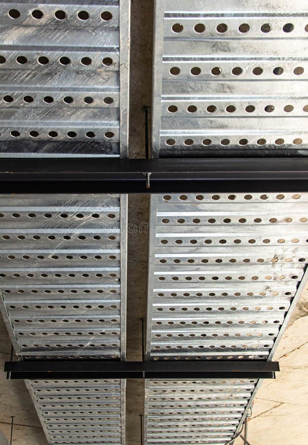 https://thumbs.dreamstime.com/b/cable-trays-ladder-cables-installation-industrial-building-227447182.jpg