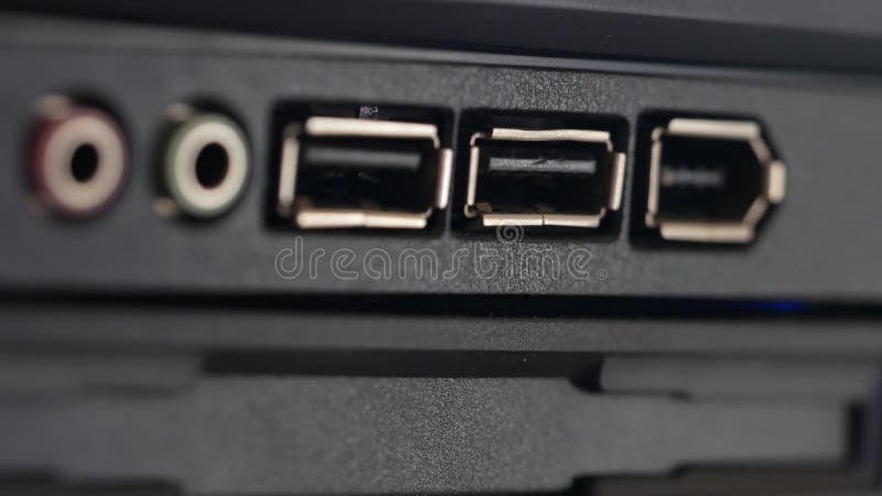 Cable usb insertado en el socket. panel negro con conectores de colores para micrófono y auriculares y también bus serie universal