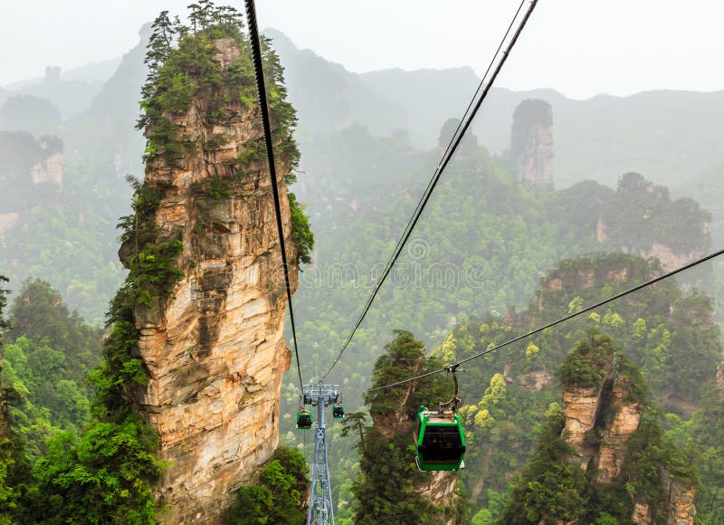 Cablecars na swój sposobie wierzchołek wśród piaskowcowych filarów i szczytu obraz stock Cablecars na swój sposobie wierzchołek wśród piaskowcowych filarów i szczytu obraz stock